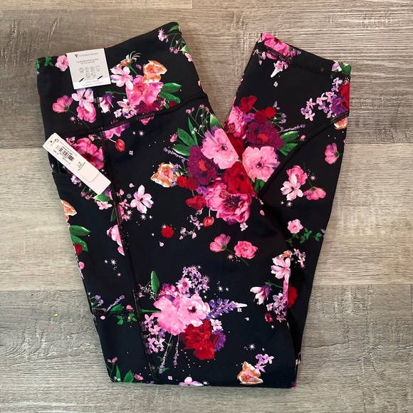 Victoria's Secret Pants - Victorias Secret Knockout Flow on Point High Rise 7/8 Legging Short Large